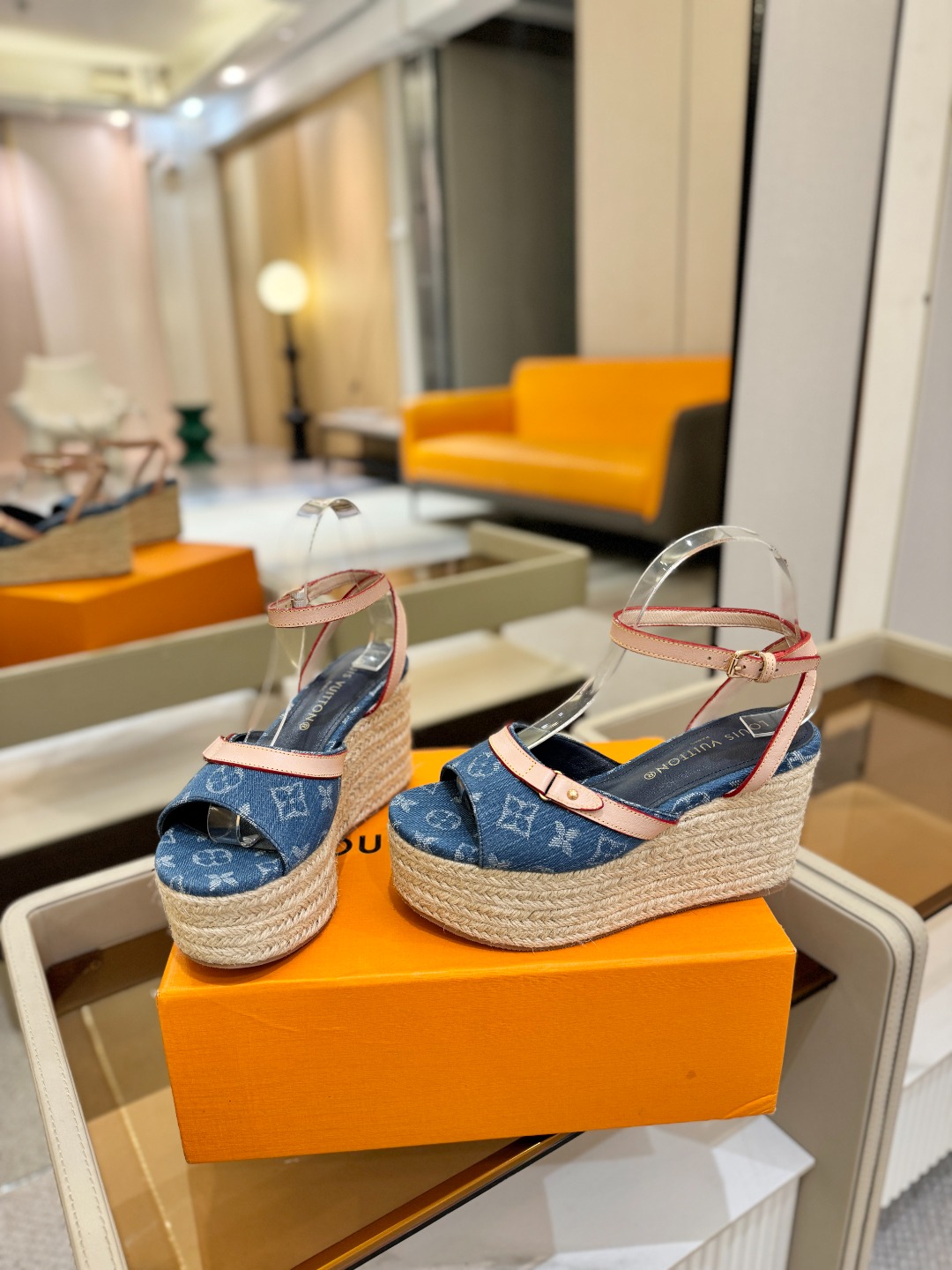 L V 走秀款厚底麻绳凉鞋 🙌 香港原版购入一比一开模 👍 今年的款式比去年增加了新原素 显得更为大牌 