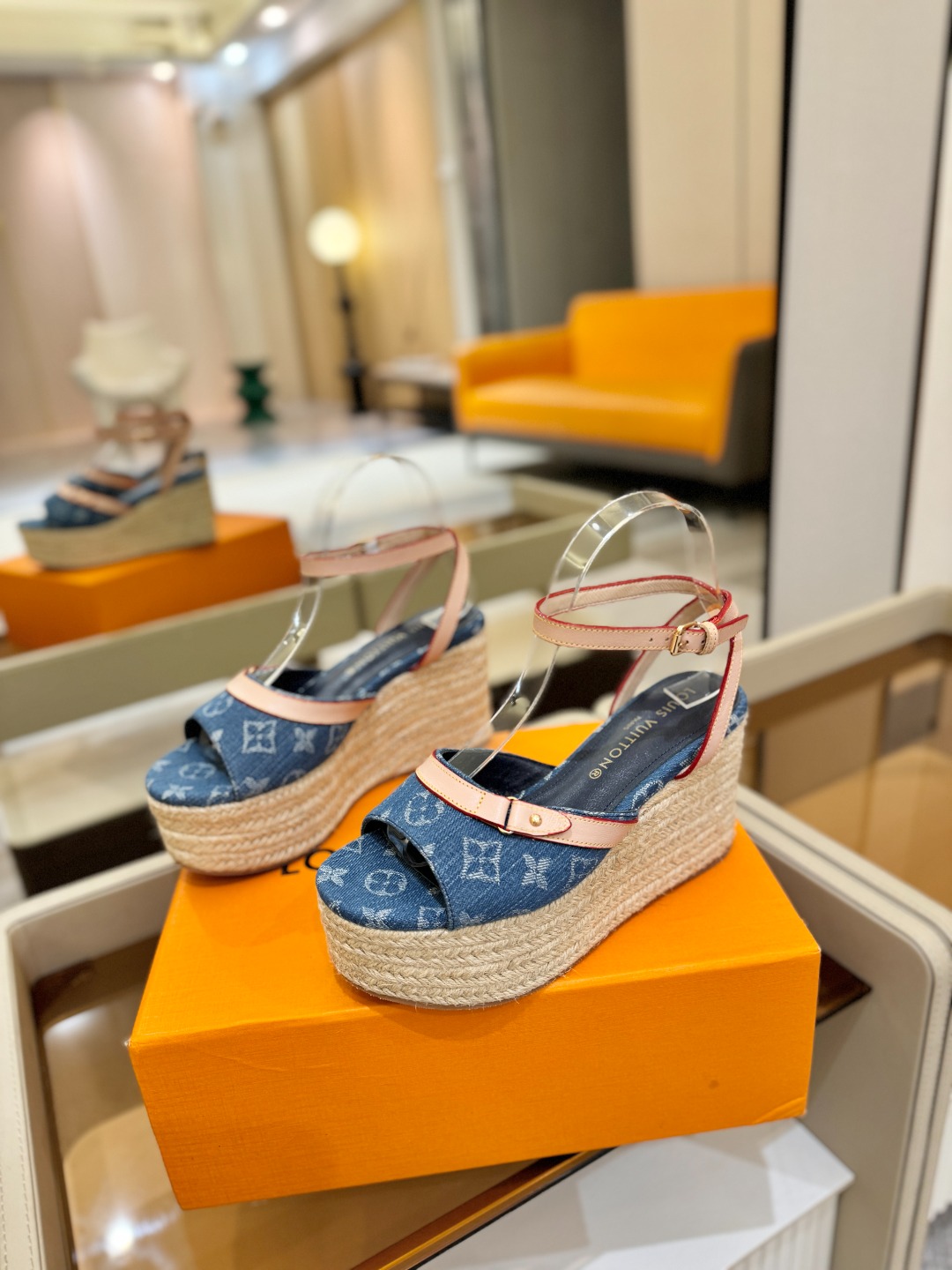 L V 走秀款厚底麻绳凉鞋 🙌 香港原版购入一比一开模 👍 今年的款式比去年增加了新原素 显得更为大牌 