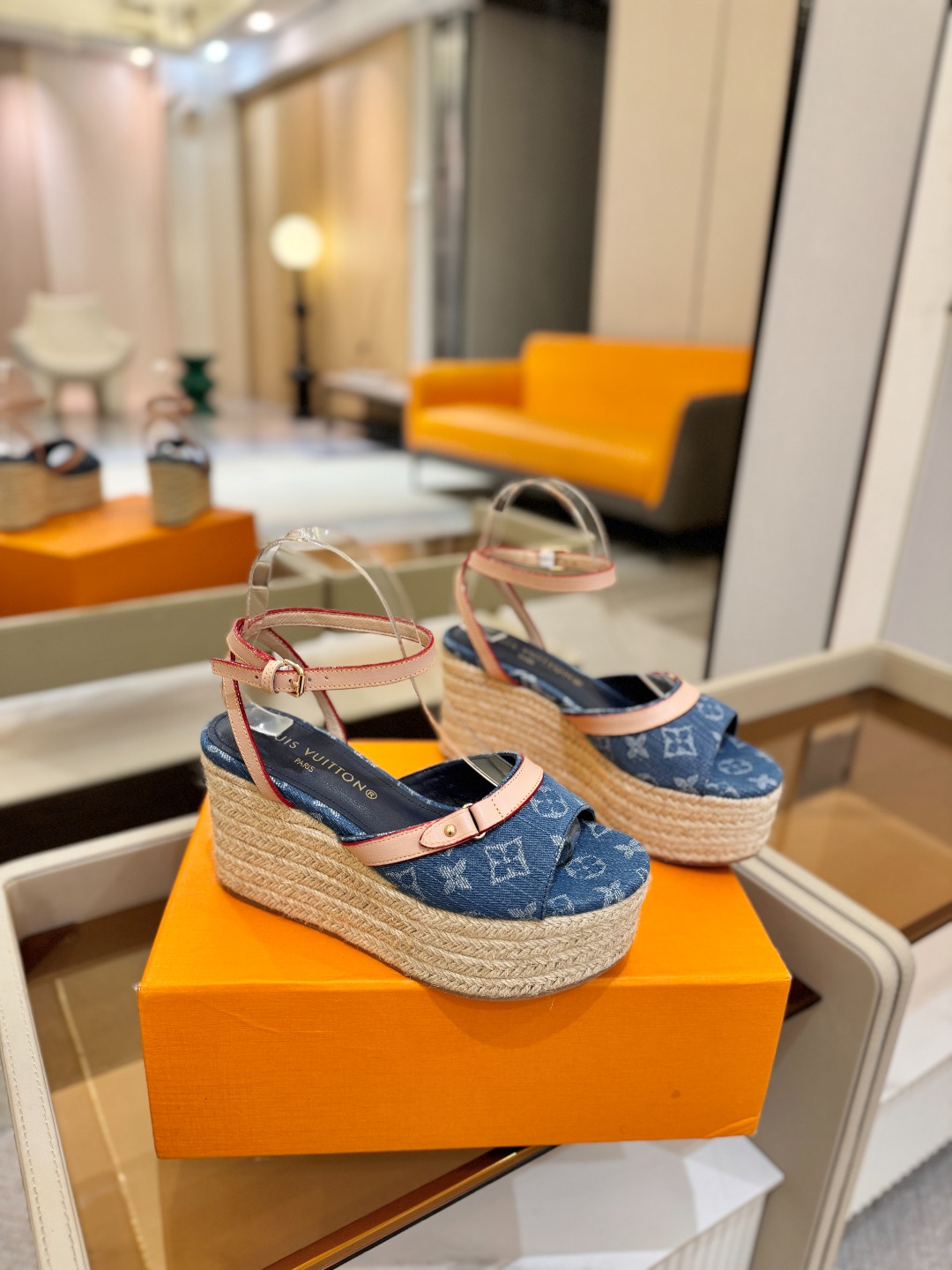 L V 走秀款厚底麻绳凉鞋 🙌 香港原版购入一比一开模 👍 今年的款式比去年增加了新原素 显得更为大牌 