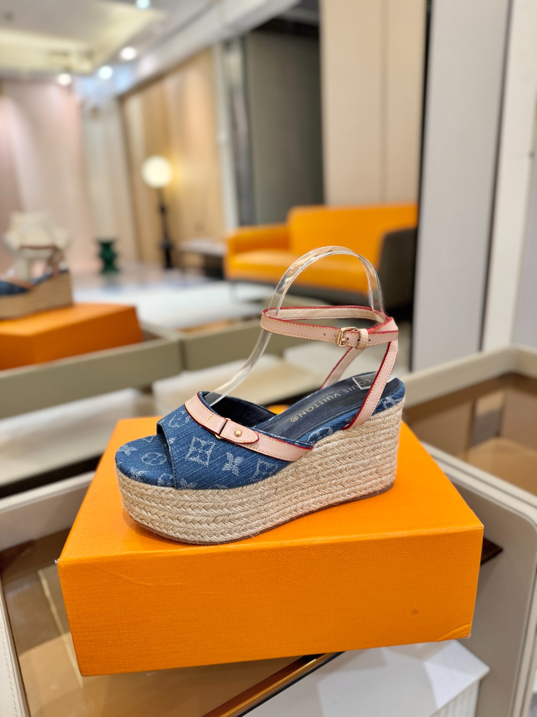 L V 走秀款厚底麻绳凉鞋 🙌 香港原版购入一比一开模 👍 今年的款式比去年增加了新原素 显得更为大牌 