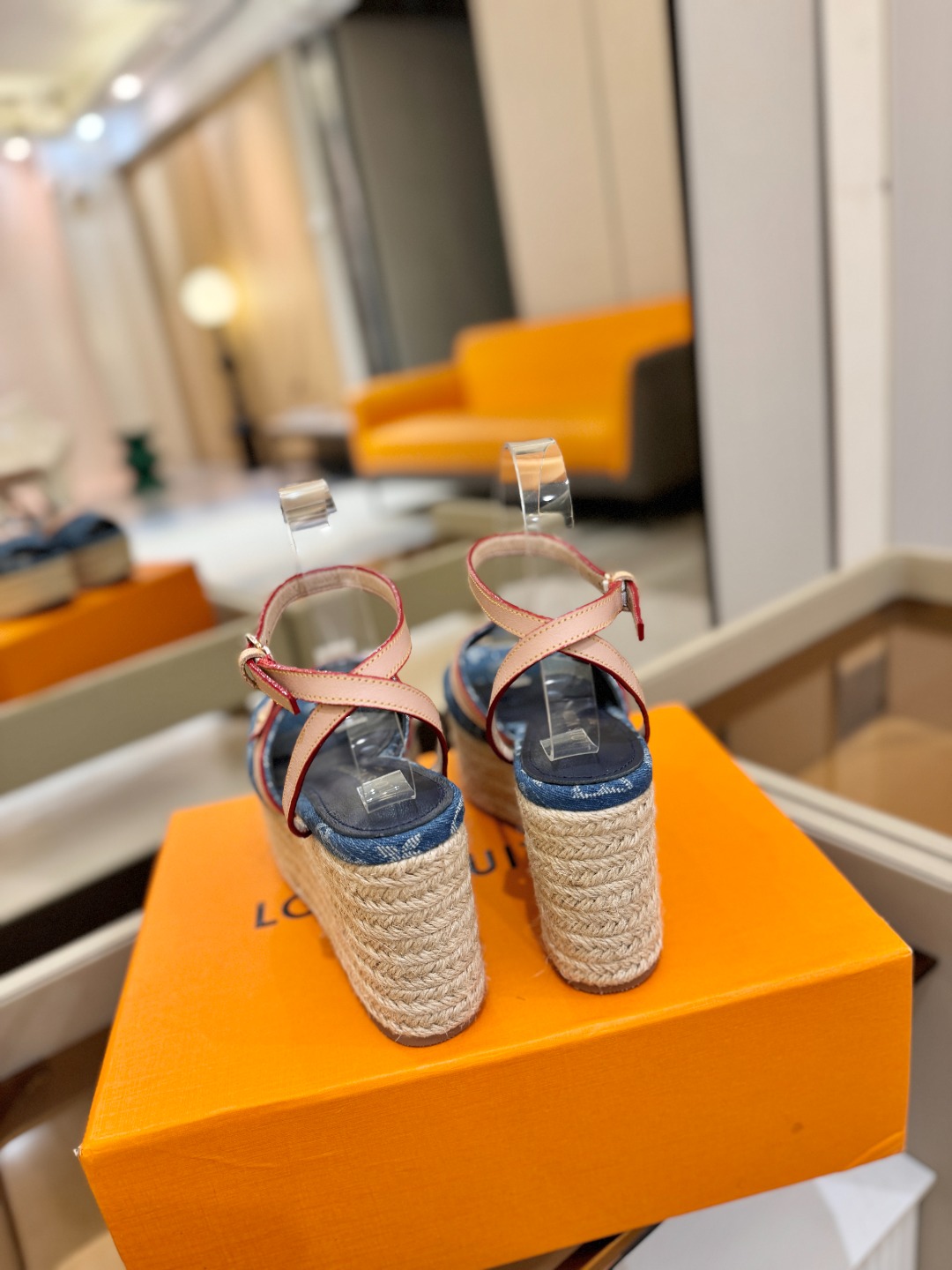 L V 走秀款厚底麻绳凉鞋 🙌 香港原版购入一比一开模 👍 今年的款式比去年增加了新原素 显得更为大牌 