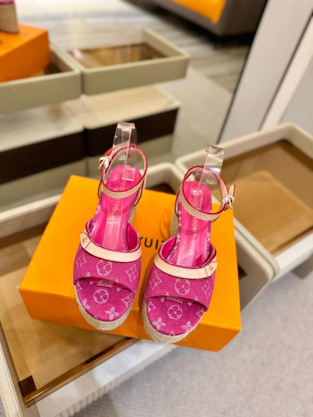L V 走秀款厚底麻绳凉鞋 🙌 香港原版购入一比一开模 👍 今年的款式比去年增加了新原素 显得更为大牌 