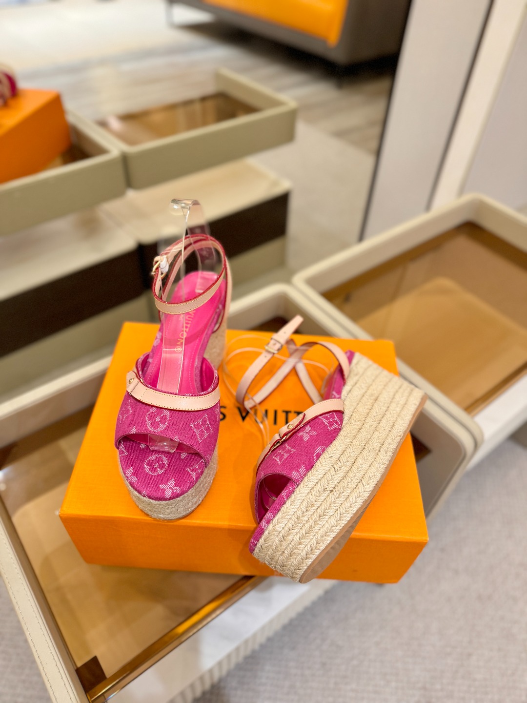 L V 走秀款厚底麻绳凉鞋 🙌 香港原版购入一比一开模 👍 今年的款式比去年增加了新原素 显得更为大牌 