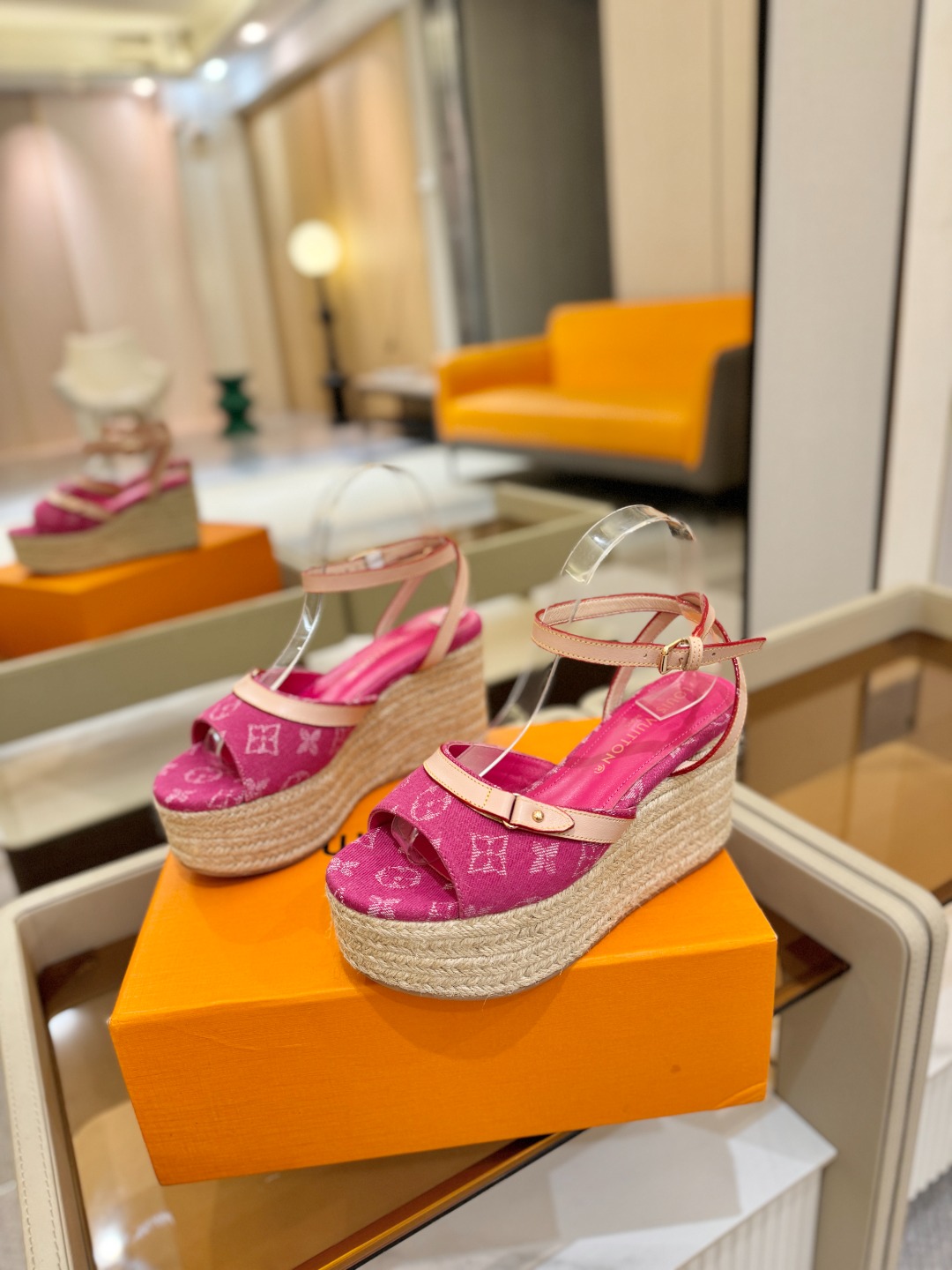 L V 走秀款厚底麻绳凉鞋 🙌 香港原版购入一比一开模 👍 今年的款式比去年增加了新原素 显得更为大牌 