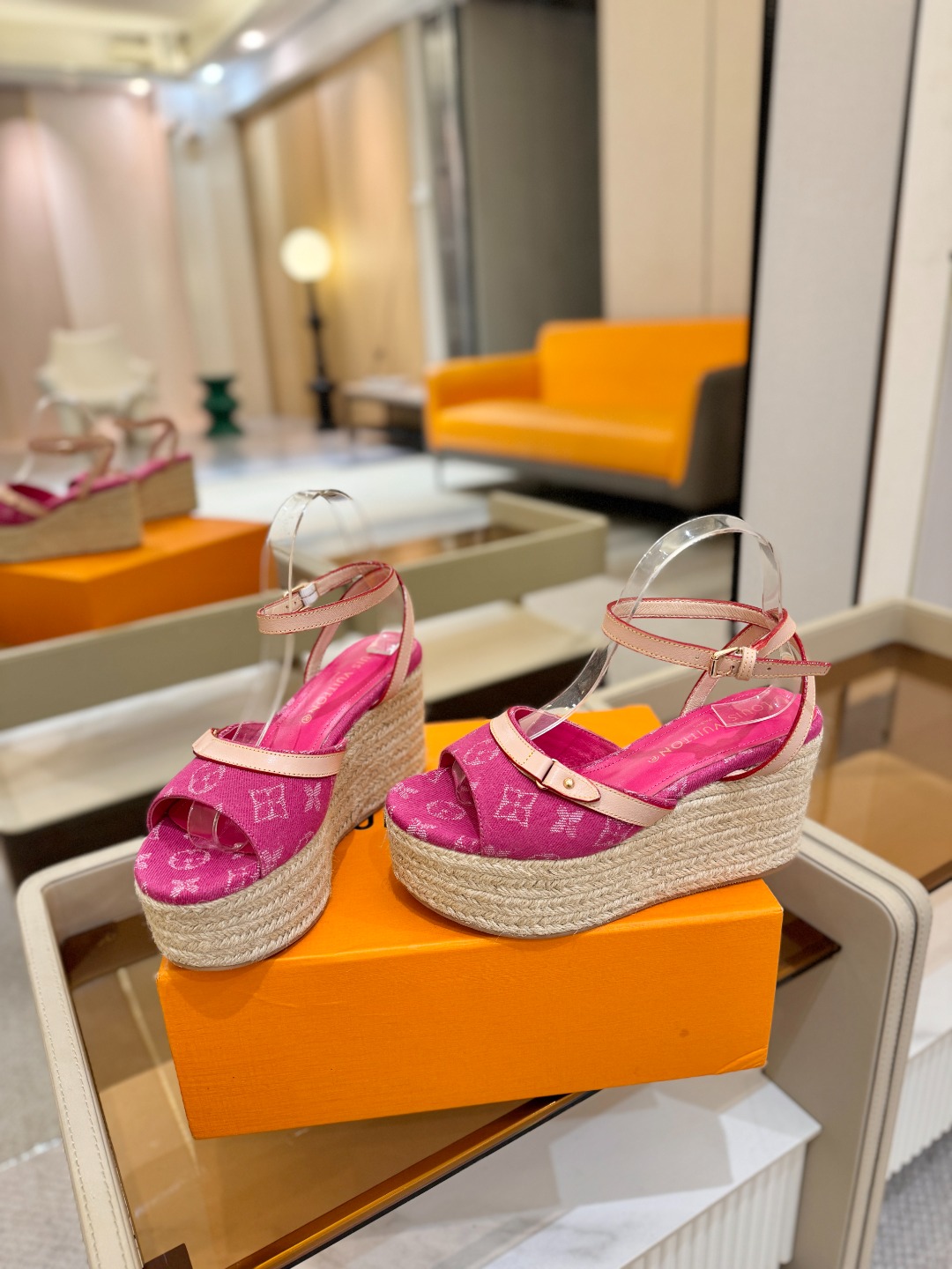 L V 走秀款厚底麻绳凉鞋 🙌 香港原版购入一比一开模 👍 今年的款式比去年增加了新原素 显得更为大牌 