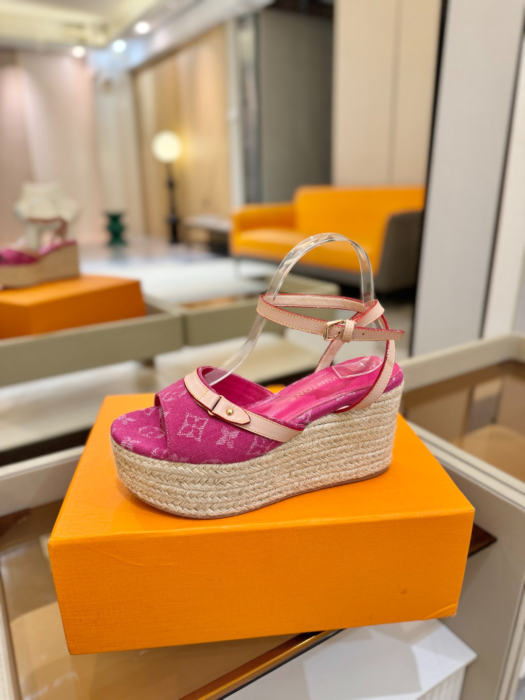 L V 走秀款厚底麻绳凉鞋 🙌 香港原版购入一比一开模 👍 今年的款式比去年增加了新原素 显得更为大牌 