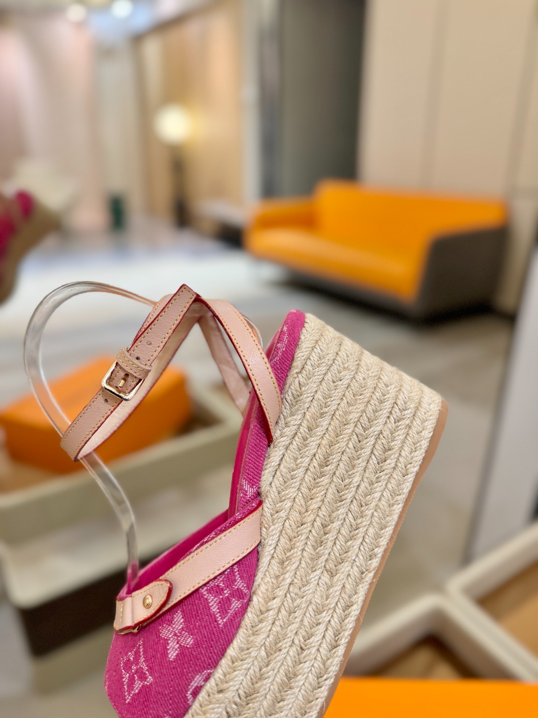 L V 走秀款厚底麻绳凉鞋 🙌 香港原版购入一比一开模 👍 今年的款式比去年增加了新原素 显得更为大牌 