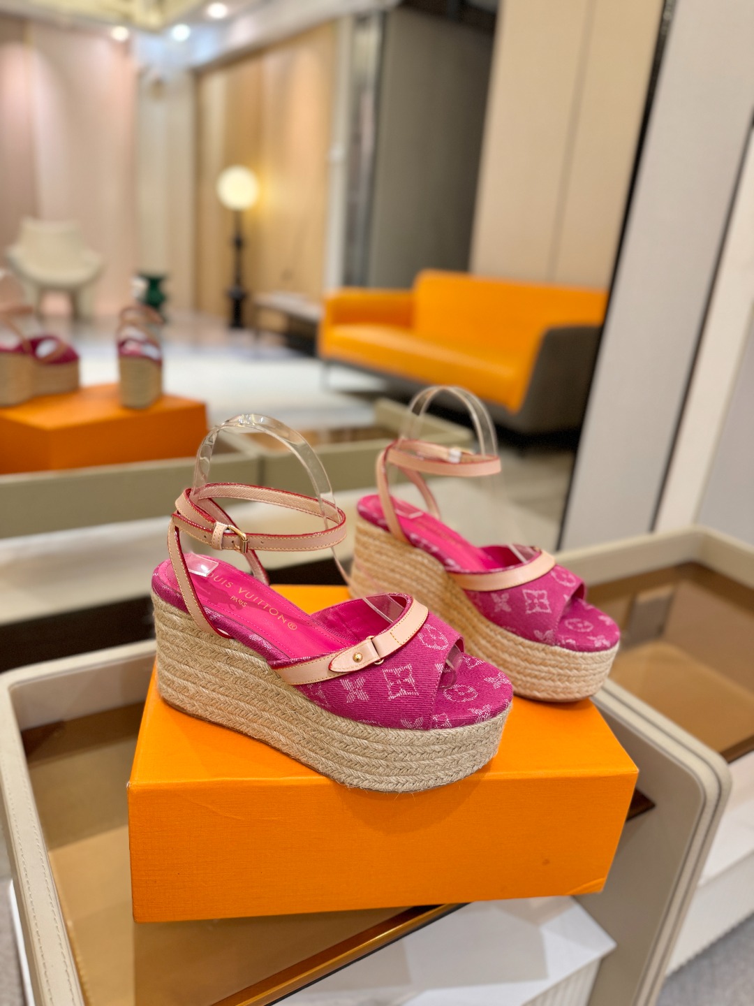 L V 走秀款厚底麻绳凉鞋 🙌 香港原版购入一比一开模 👍 今年的款式比去年增加了新原素 显得更为大牌 