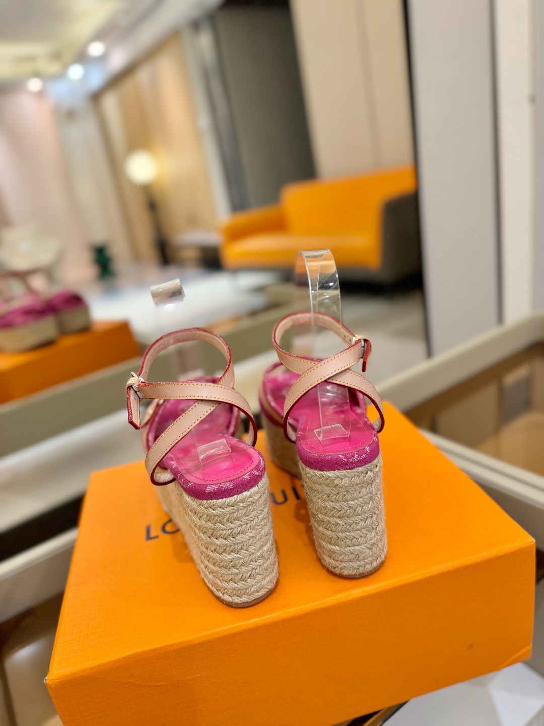 L V 走秀款厚底麻绳凉鞋 🙌 香港原版购入一比一开模 👍 今年的款式比去年增加了新原素 显得更为大牌 