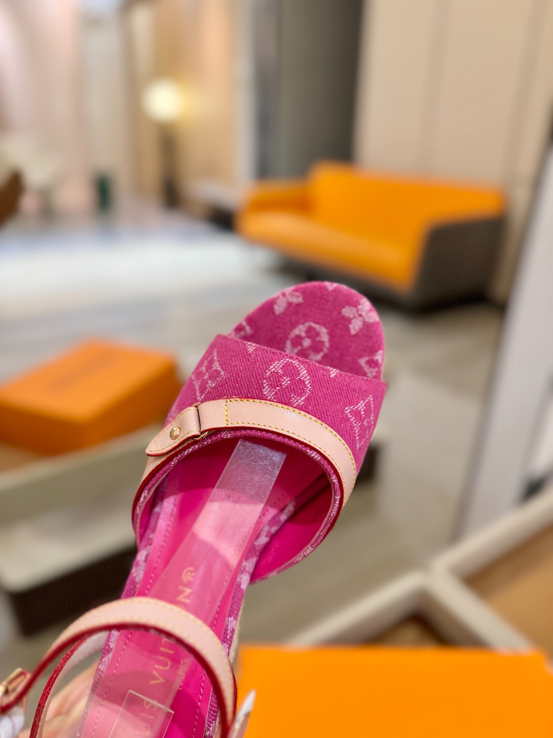 L V 走秀款厚底麻绳凉鞋 🙌 香港原版购入一比一开模 👍 今年的款式比去年增加了新原素 显得更为大牌 