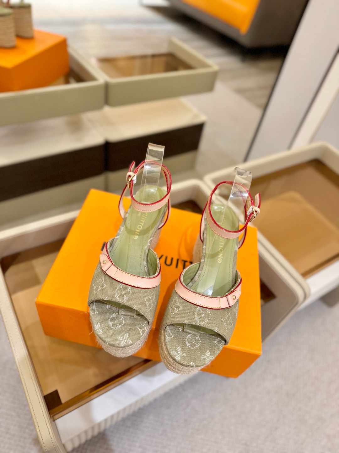 L V 走秀款厚底麻绳凉鞋 🙌 香港原版购入一比一开模 👍 今年的款式比去年增加了新原素 显得更为大牌 