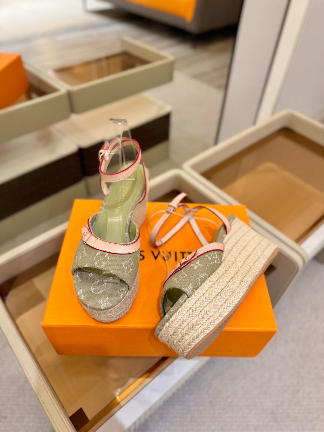 L V 走秀款厚底麻绳凉鞋 🙌 香港原版购入一比一开模 👍 今年的款式比去年增加了新原素 显得更为大牌 