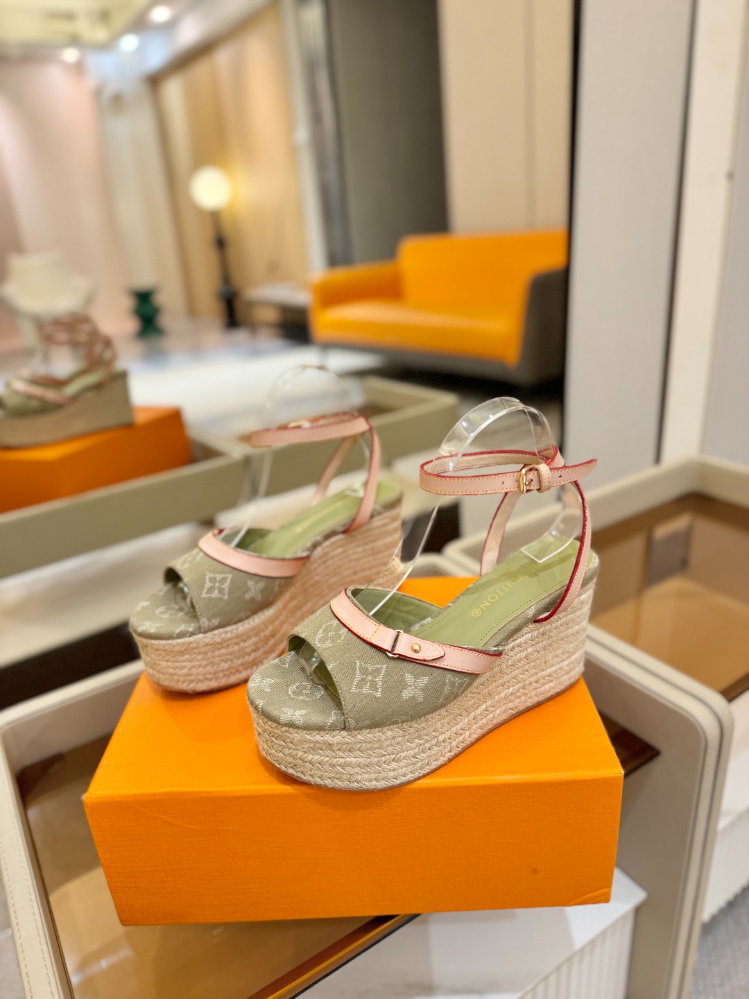 L V 走秀款厚底麻绳凉鞋 🙌 香港原版购入一比一开模 👍 今年的款式比去年增加了新原素 显得更为大牌 