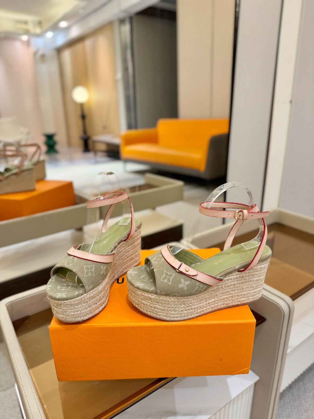 L V 走秀款厚底麻绳凉鞋 🙌 香港原版购入一比一开模 👍 今年的款式比去年增加了新原素 显得更为大牌 