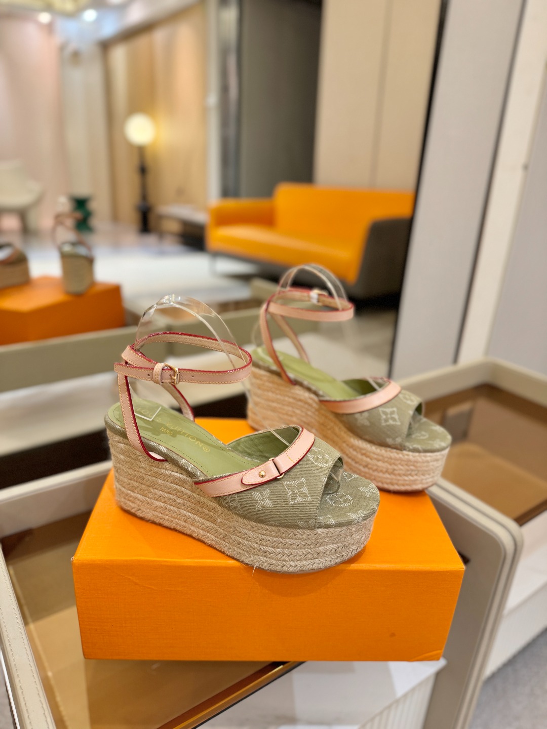 L V 走秀款厚底麻绳凉鞋 🙌 香港原版购入一比一开模 👍 今年的款式比去年增加了新原素 显得更为大牌 