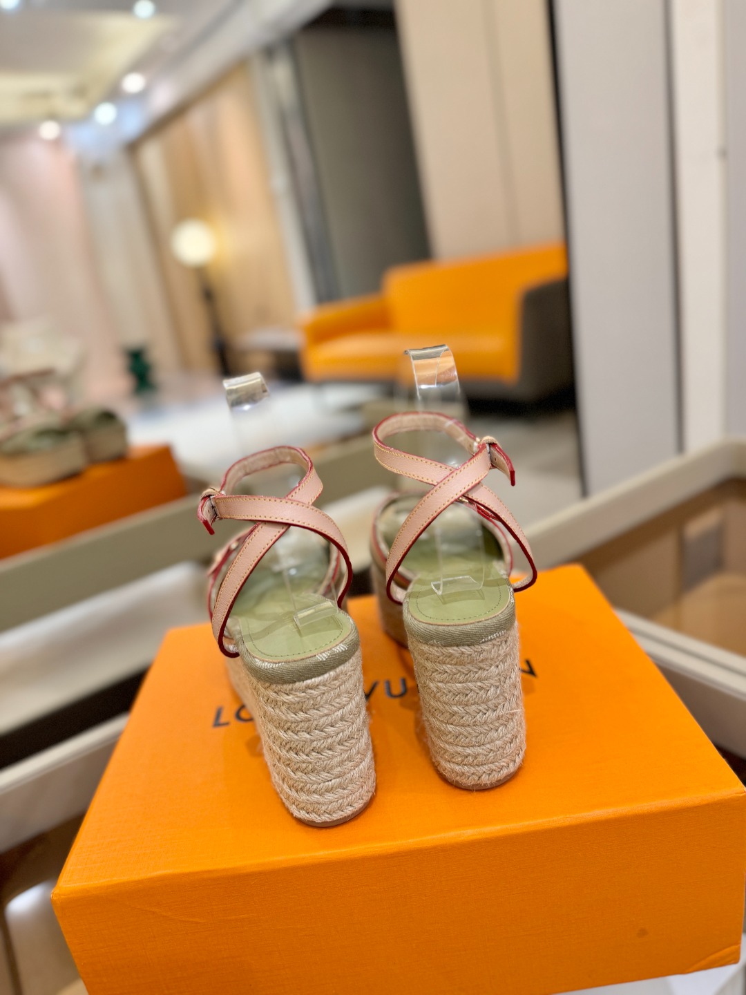 L V 走秀款厚底麻绳凉鞋 🙌 香港原版购入一比一开模 👍 今年的款式比去年增加了新原素 显得更为大牌 