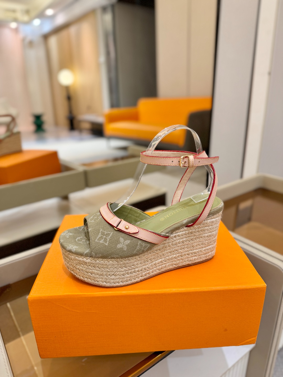 L V 走秀款厚底麻绳凉鞋 🙌 香港原版购入一比一开模 👍 今年的款式比去年增加了新原素 显得更为大牌 