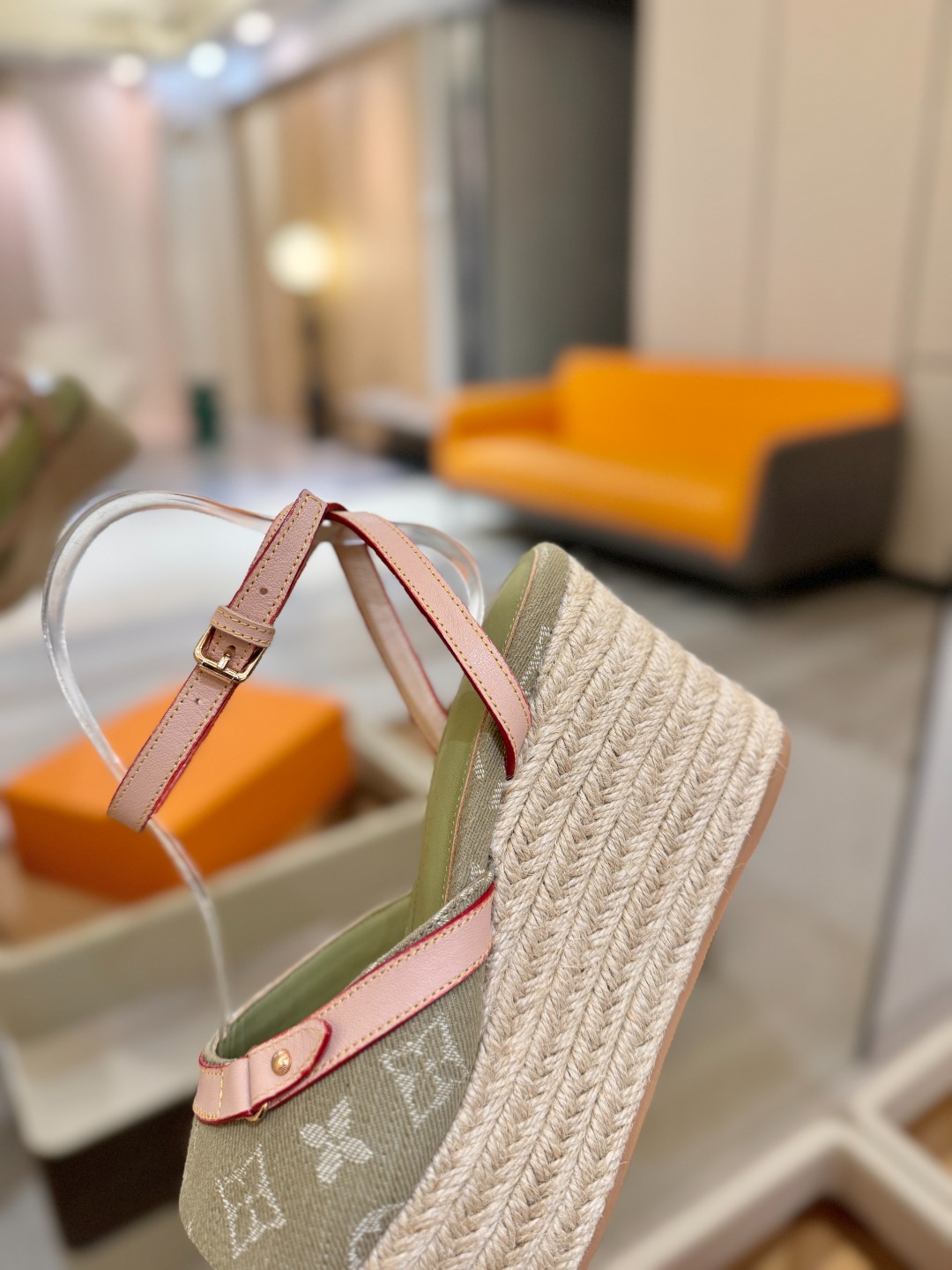 L V 走秀款厚底麻绳凉鞋 🙌 香港原版购入一比一开模 👍 今年的款式比去年增加了新原素 显得更为大牌 