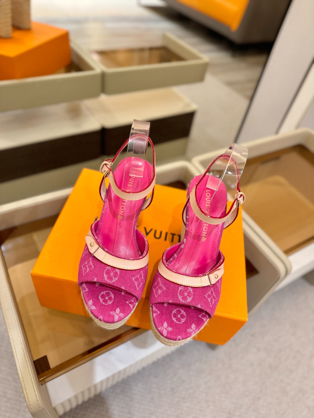 L V 走秀款厚底麻绳凉鞋 🙌 香港原版购入一比一开模 👍 今年的款式比去年增加了新原素 显得更为大牌 