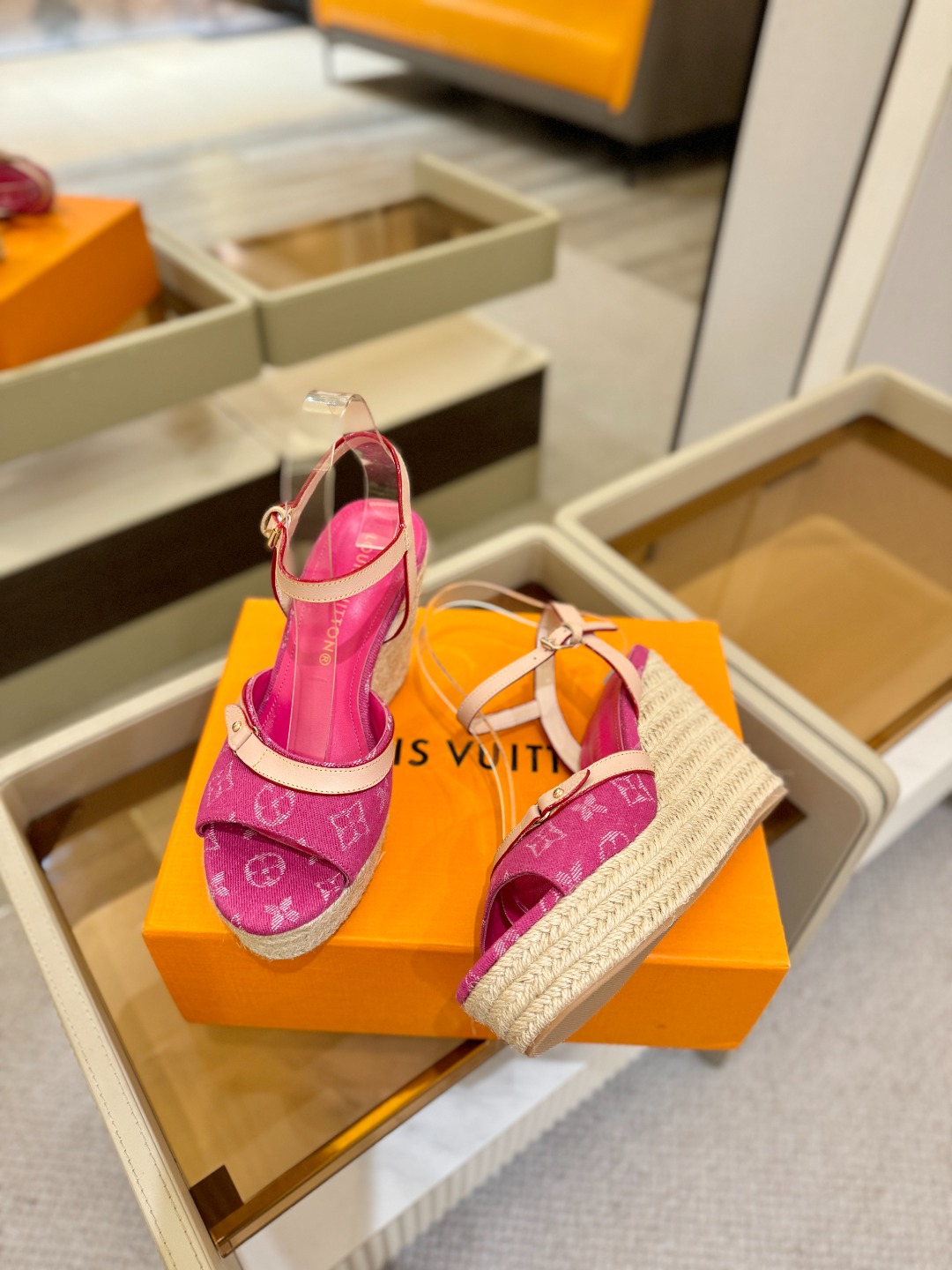 L V 走秀款厚底麻绳凉鞋 🙌 香港原版购入一比一开模 👍 今年的款式比去年增加了新原素 显得更为大牌 