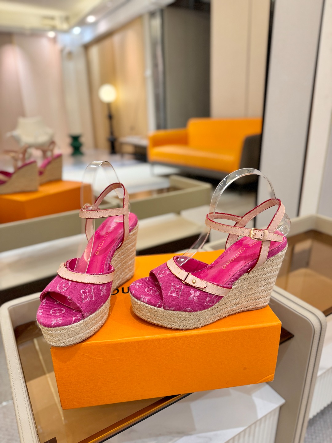 L V 走秀款厚底麻绳凉鞋 🙌 香港原版购入一比一开模 👍 今年的款式比去年增加了新原素 显得更为大牌 