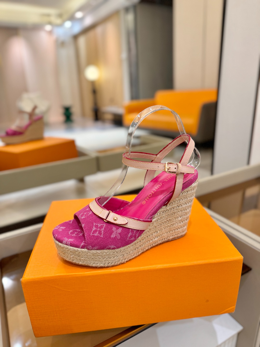 L V 走秀款厚底麻绳凉鞋 🙌 香港原版购入一比一开模 👍 今年的款式比去年增加了新原素 显得更为大牌 