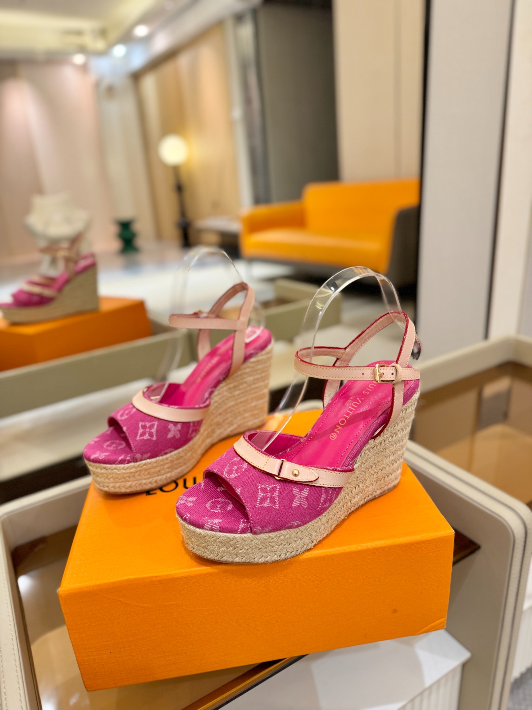 L V 走秀款厚底麻绳凉鞋 🙌 香港原版购入一比一开模 👍 今年的款式比去年增加了新原素 显得更为大牌 