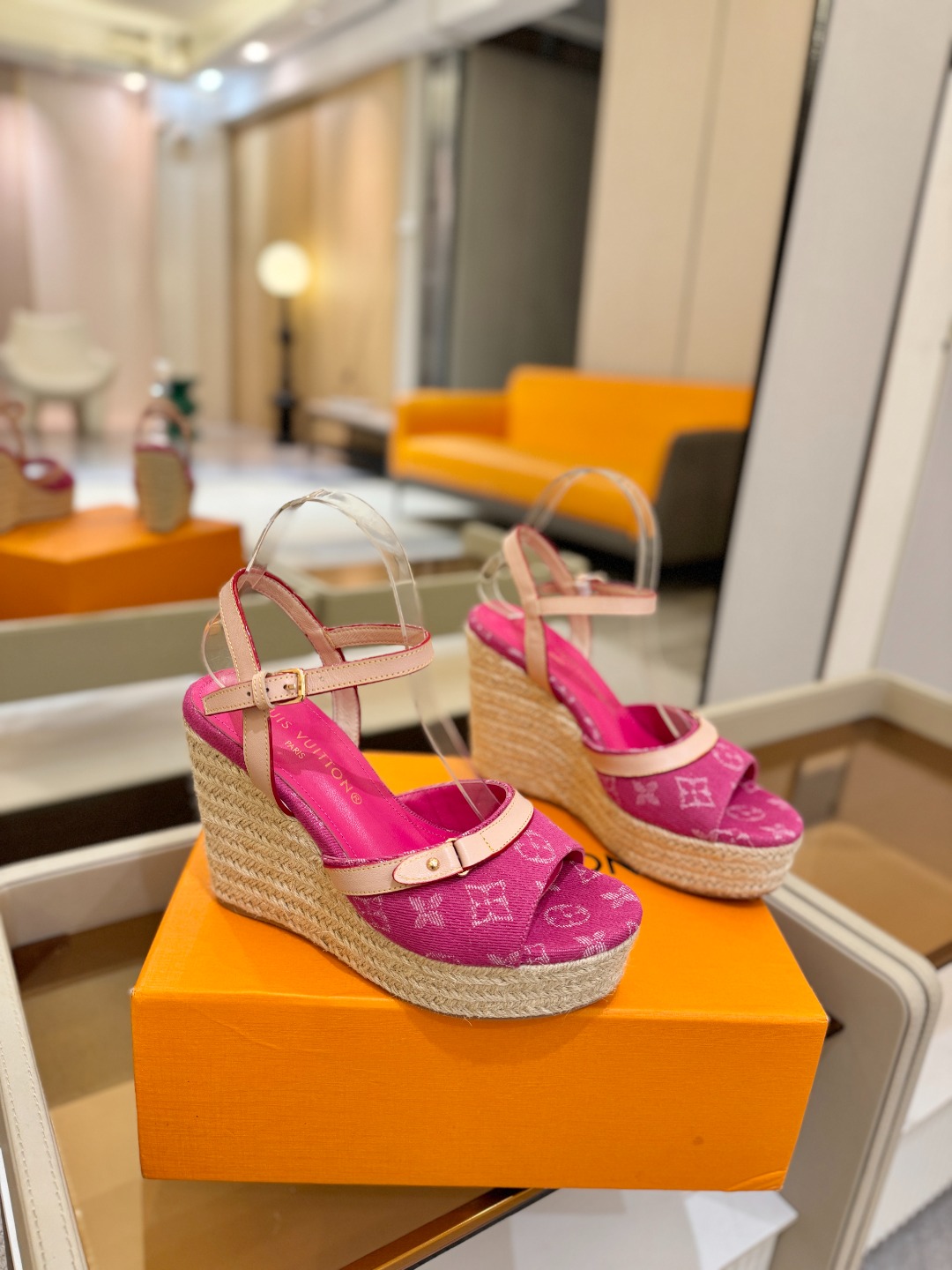 L V 走秀款厚底麻绳凉鞋 🙌 香港原版购入一比一开模 👍 今年的款式比去年增加了新原素 显得更为大牌 