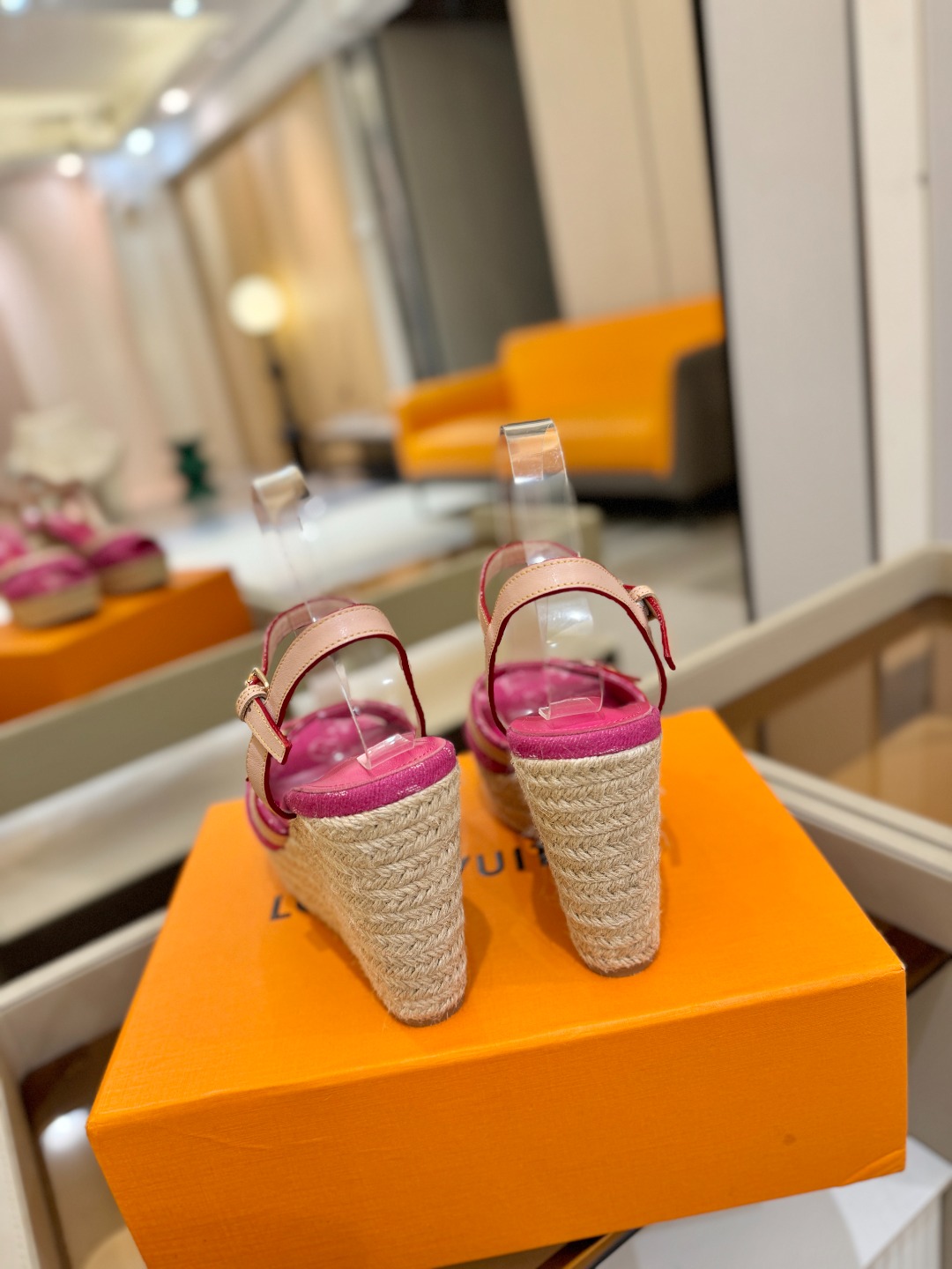 L V 走秀款厚底麻绳凉鞋 🙌 香港原版购入一比一开模 👍 今年的款式比去年增加了新原素 显得更为大牌 
