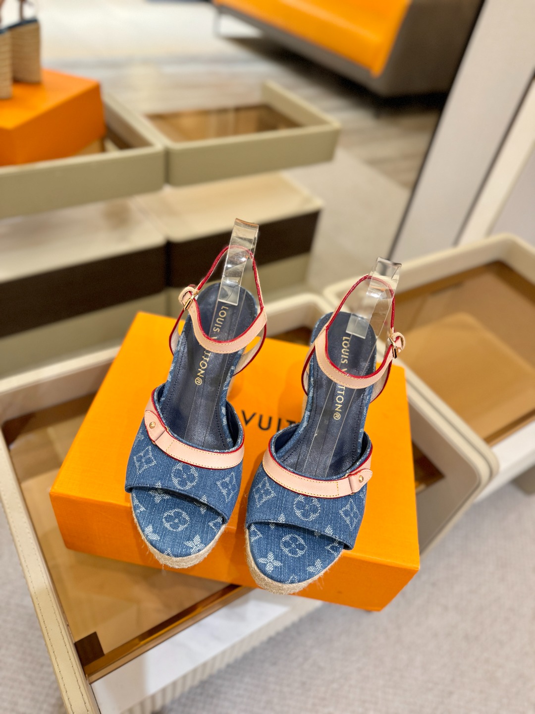 L V 走秀款厚底麻绳凉鞋 🙌 香港原版购入一比一开模 👍 今年的款式比去年增加了新原素 显得更为大牌 