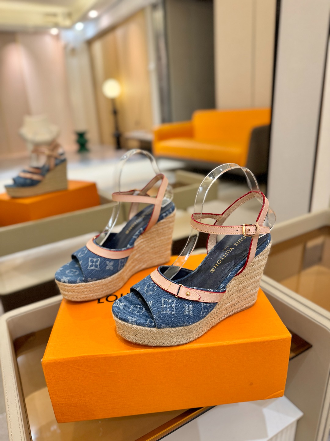 L V 走秀款厚底麻绳凉鞋 🙌 香港原版购入一比一开模 👍 今年的款式比去年增加了新原素 显得更为大牌 