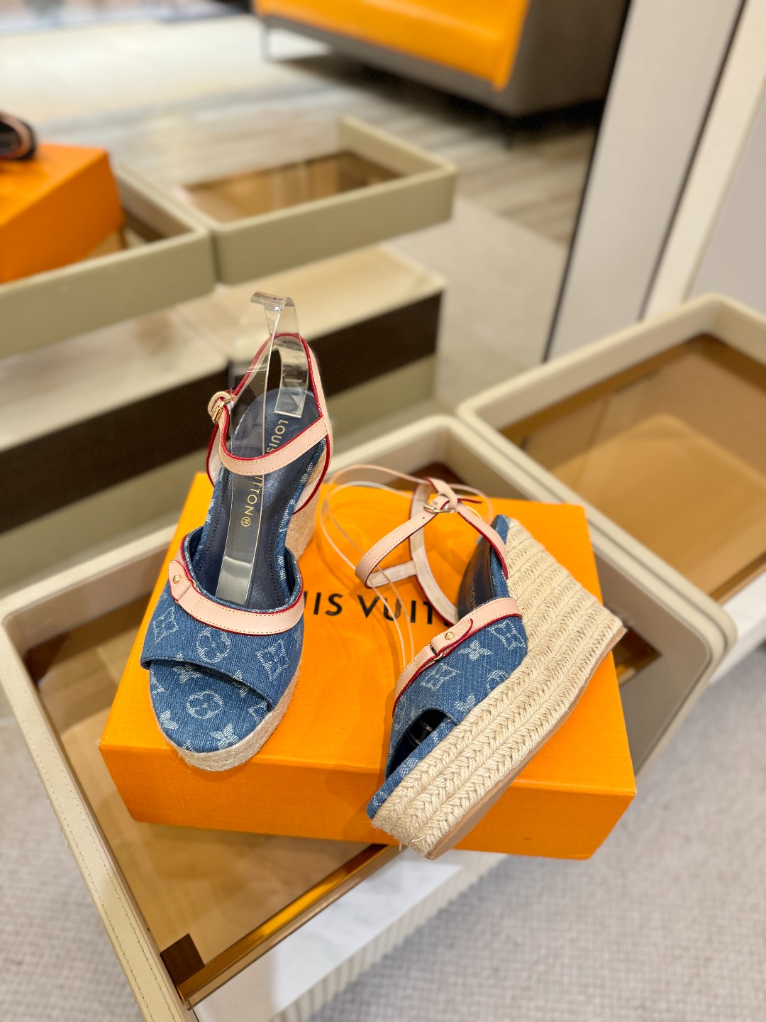 L V 走秀款厚底麻绳凉鞋 🙌 香港原版购入一比一开模 👍 今年的款式比去年增加了新原素 显得更为大牌 