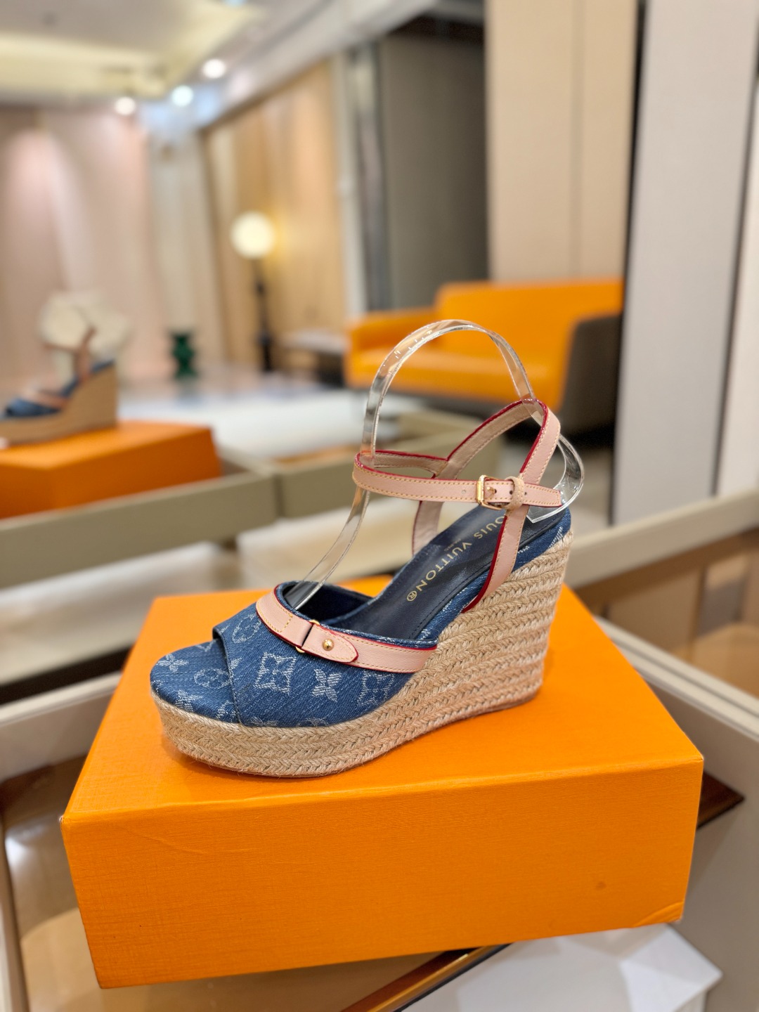 L V 走秀款厚底麻绳凉鞋 🙌 香港原版购入一比一开模 👍 今年的款式比去年增加了新原素 显得更为大牌 