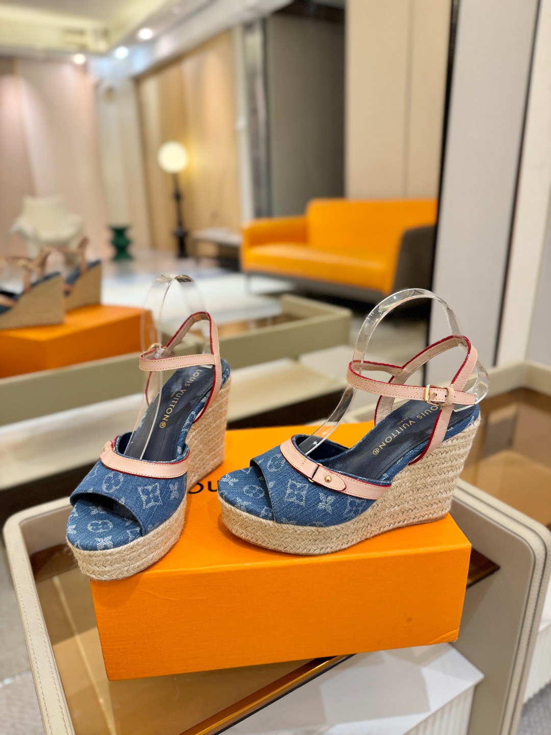 L V 走秀款厚底麻绳凉鞋 🙌 香港原版购入一比一开模 👍 今年的款式比去年增加了新原素 显得更为大牌 