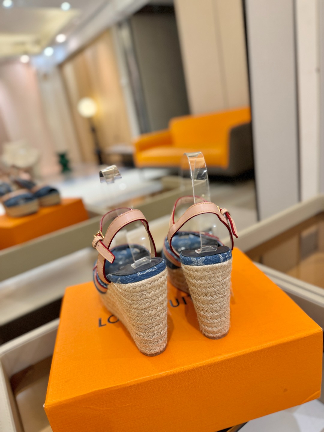 L V 走秀款厚底麻绳凉鞋 🙌 香港原版购入一比一开模 👍 今年的款式比去年增加了新原素 显得更为大牌 