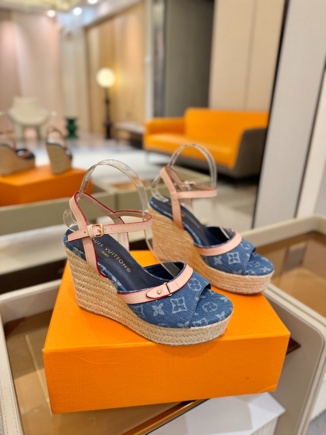 L V 走秀款厚底麻绳凉鞋 🙌 香港原版购入一比一开模 👍 今年的款式比去年增加了新原素 显得更为大牌 