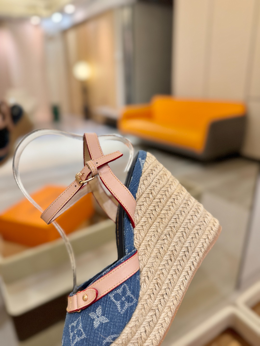 L V 走秀款厚底麻绳凉鞋 🙌 香港原版购入一比一开模 👍 今年的款式比去年增加了新原素 显得更为大牌 