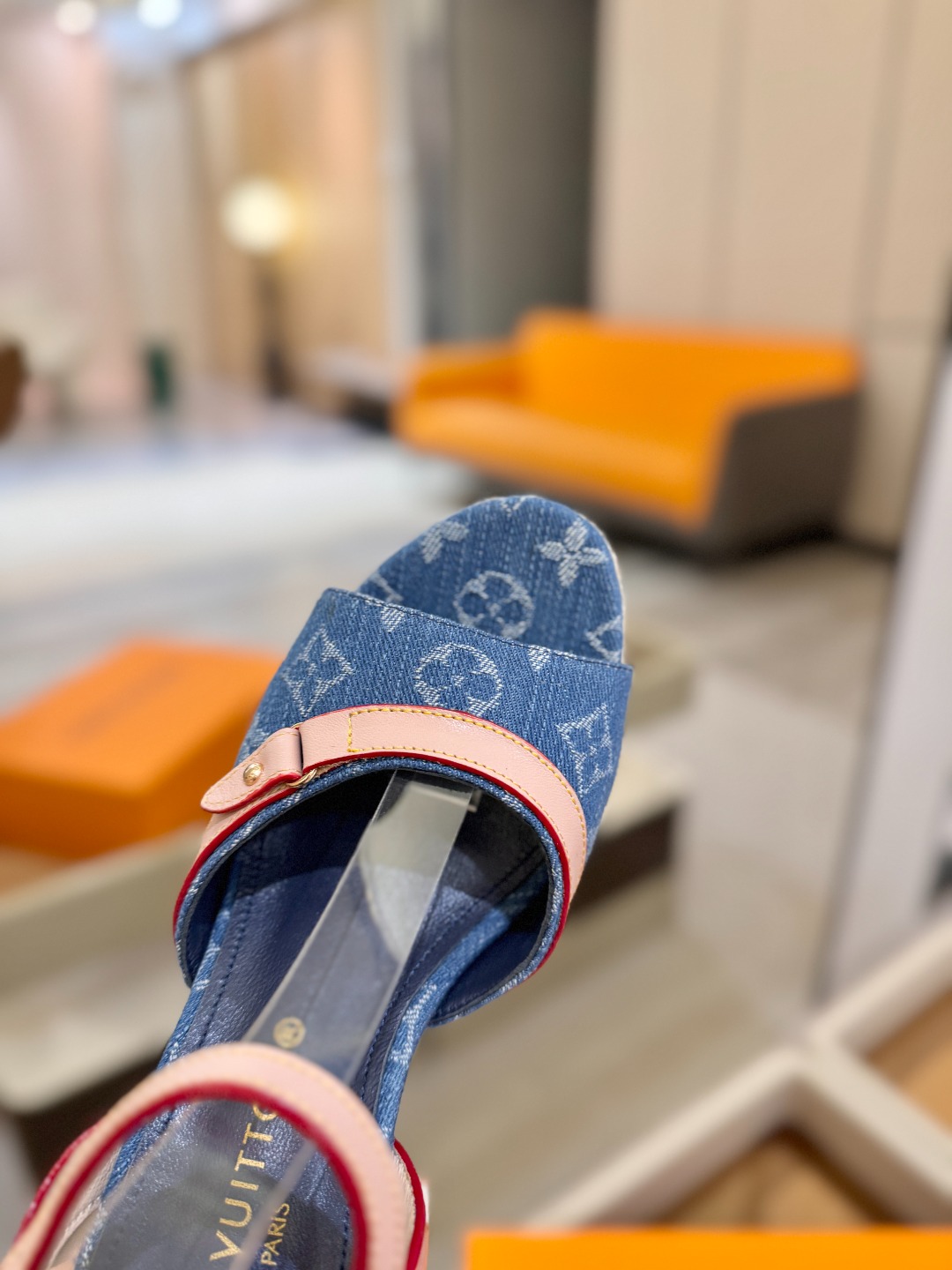 L V 走秀款厚底麻绳凉鞋 🙌 香港原版购入一比一开模 👍 今年的款式比去年增加了新原素 显得更为大牌 