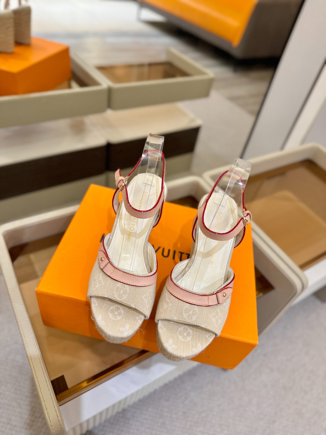 L V 走秀款厚底麻绳凉鞋 🙌 香港原版购入一比一开模 👍 今年的款式比去年增加了新原素 显得更为大牌 