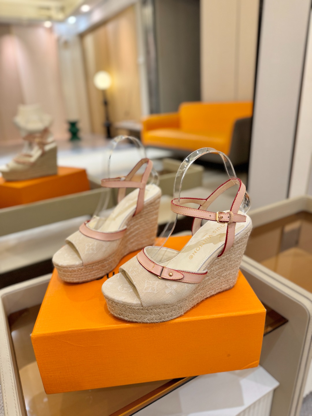 L V 走秀款厚底麻绳凉鞋 🙌 香港原版购入一比一开模 👍 今年的款式比去年增加了新原素 显得更为大牌 