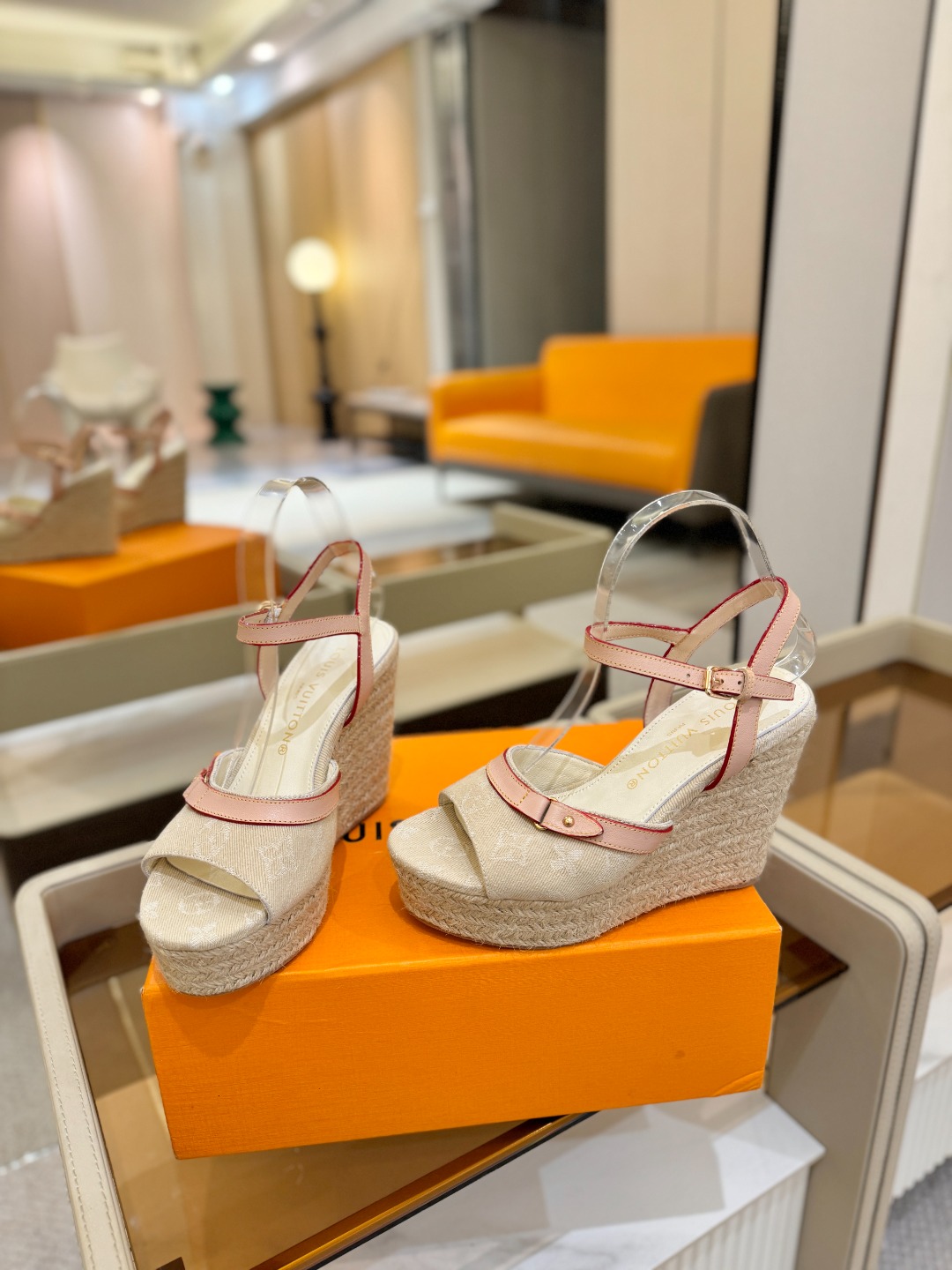 L V 走秀款厚底麻绳凉鞋 🙌 香港原版购入一比一开模 👍 今年的款式比去年增加了新原素 显得更为大牌 