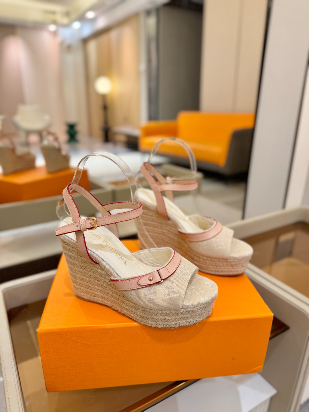L V 走秀款厚底麻绳凉鞋 🙌 香港原版购入一比一开模 👍 今年的款式比去年增加了新原素 显得更为大牌 