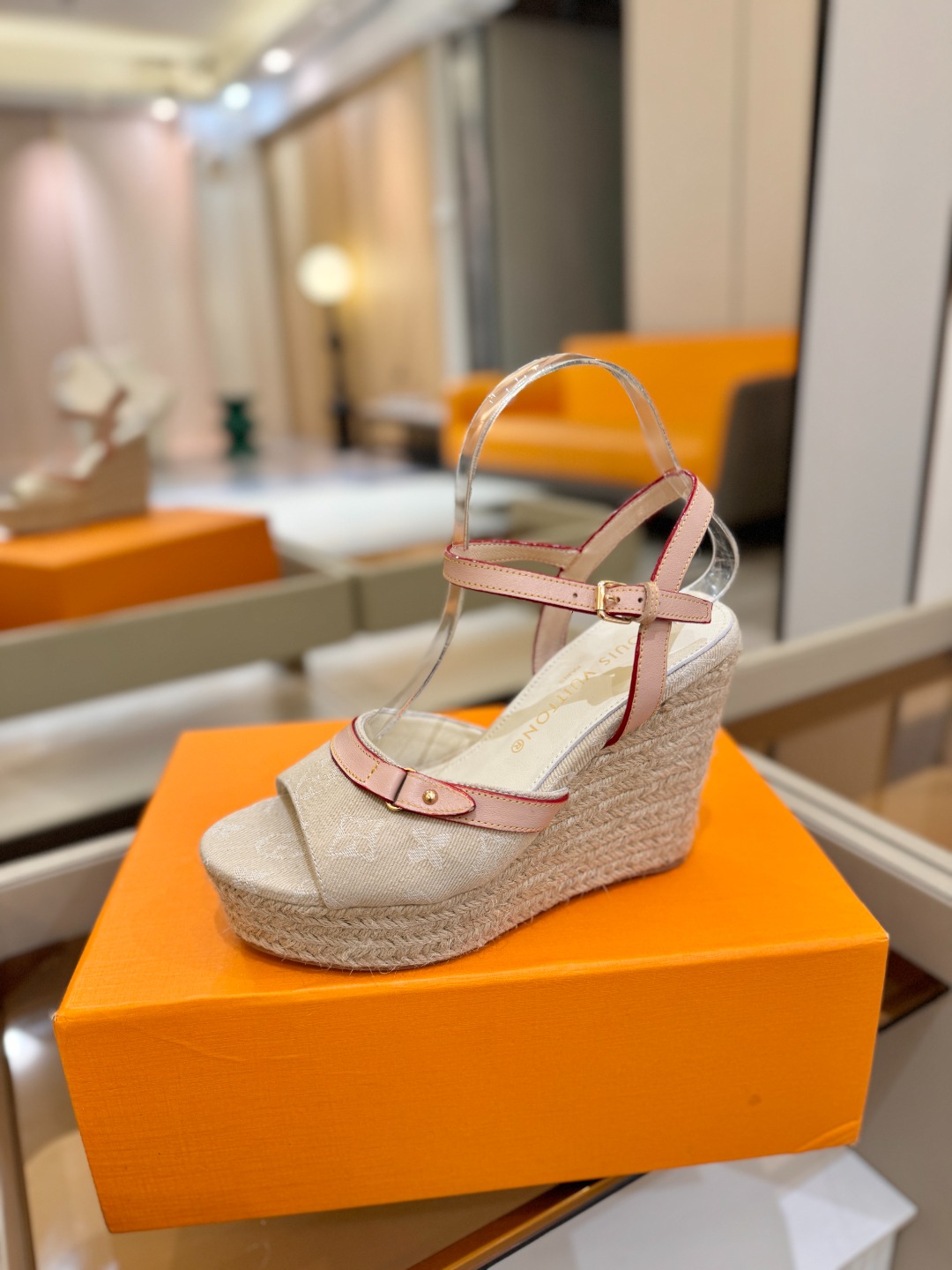 L V 走秀款厚底麻绳凉鞋 🙌 香港原版购入一比一开模 👍 今年的款式比去年增加了新原素 显得更为大牌 