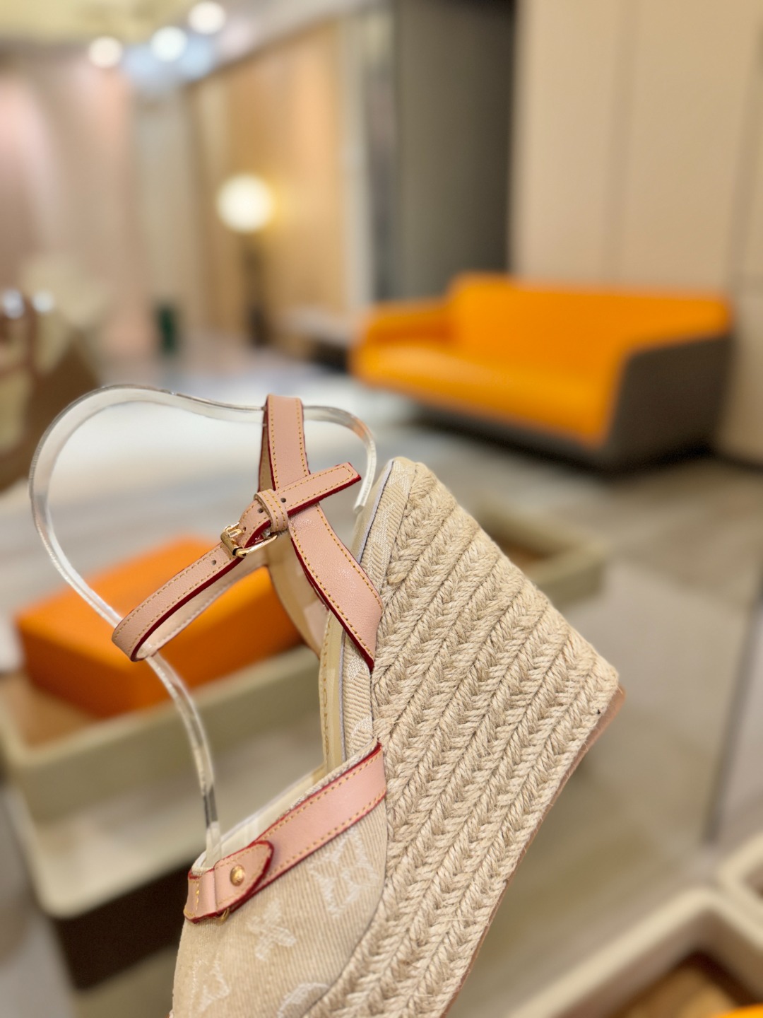 L V 走秀款厚底麻绳凉鞋 🙌 香港原版购入一比一开模 👍 今年的款式比去年增加了新原素 显得更为大牌 