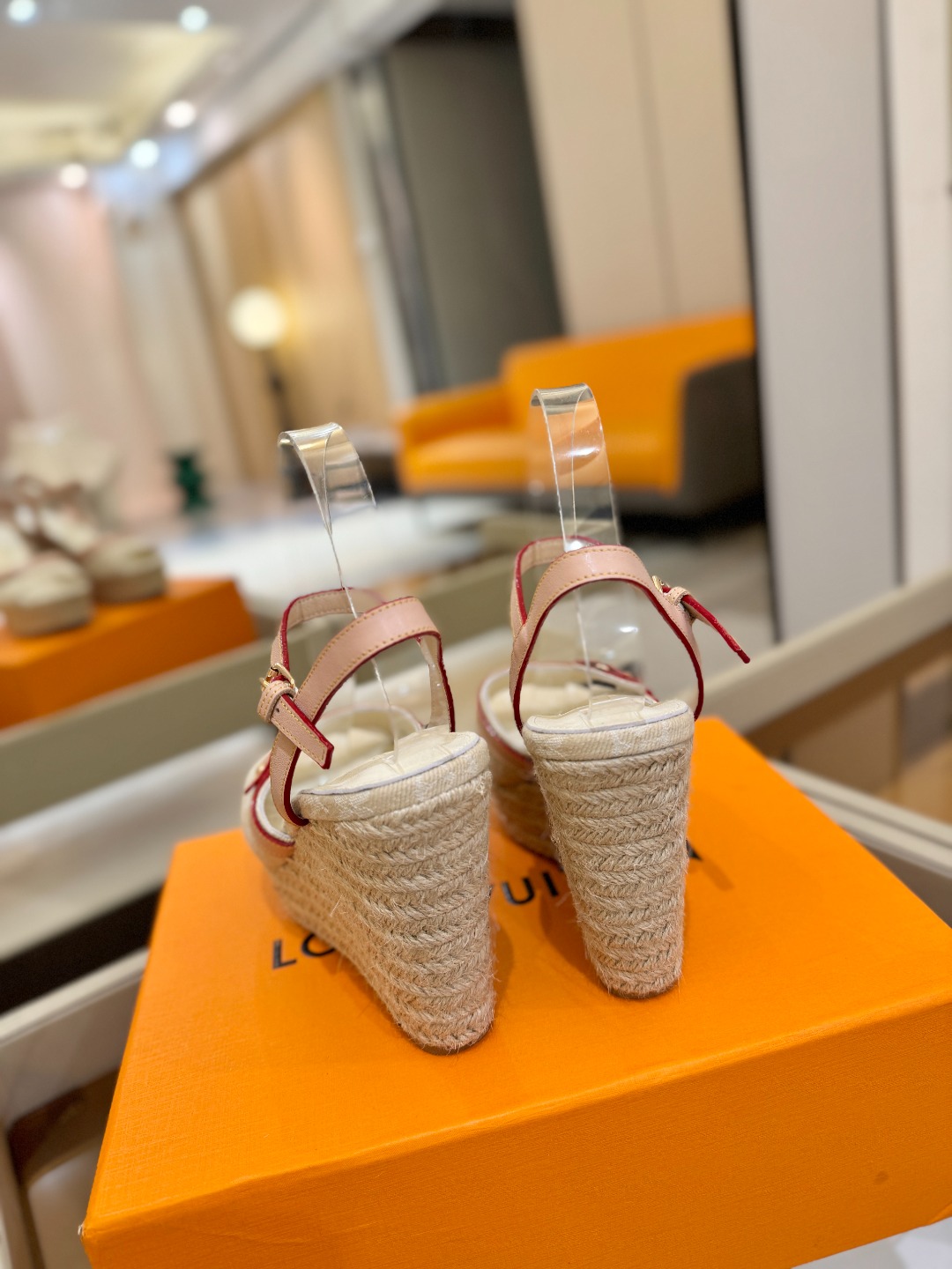 L V 走秀款厚底麻绳凉鞋 🙌 香港原版购入一比一开模 👍 今年的款式比去年增加了新原素 显得更为大牌 