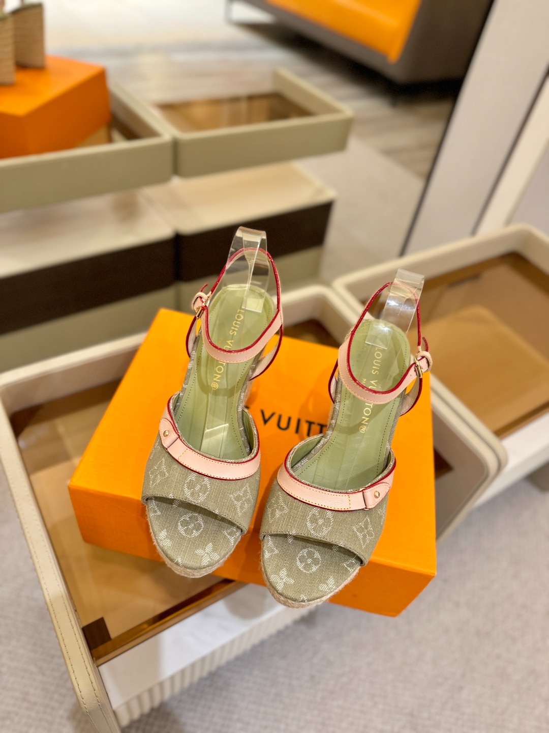 L V 走秀款厚底麻绳凉鞋 🙌 香港原版购入一比一开模 👍 今年的款式比去年增加了新原素 显得更为大牌 