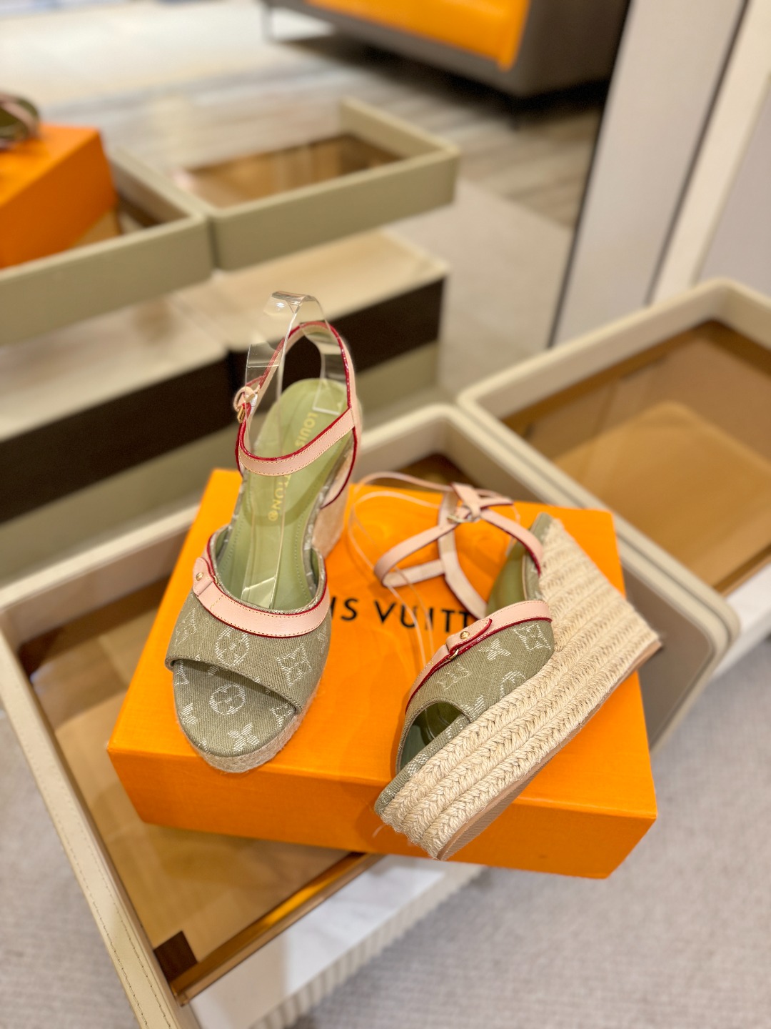 L V 走秀款厚底麻绳凉鞋 🙌 香港原版购入一比一开模 👍 今年的款式比去年增加了新原素 显得更为大牌 