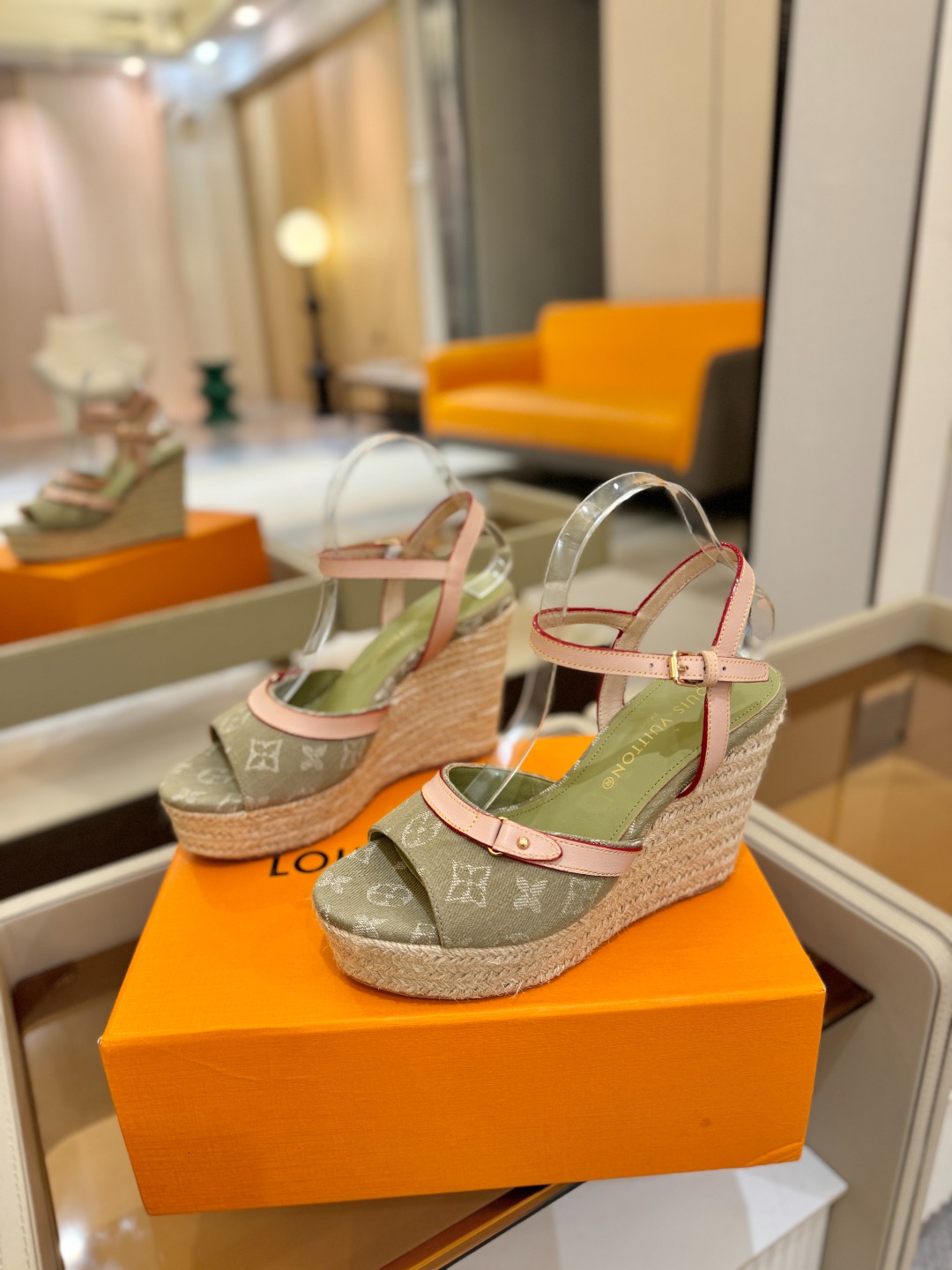 L V 走秀款厚底麻绳凉鞋 🙌 香港原版购入一比一开模 👍 今年的款式比去年增加了新原素 显得更为大牌 