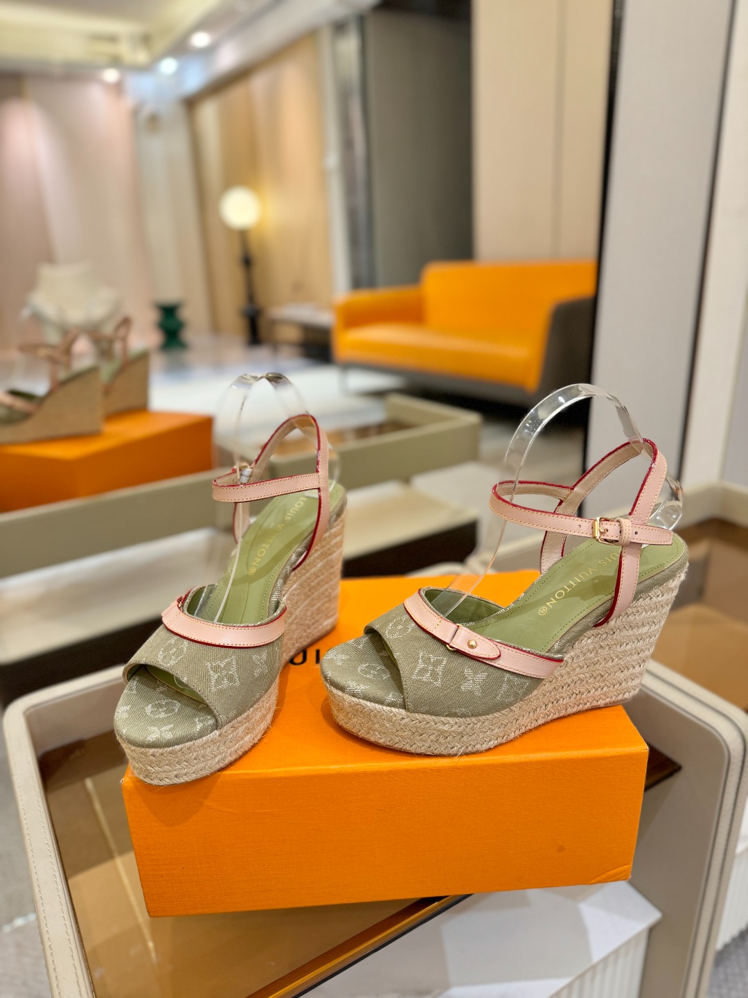 L V 走秀款厚底麻绳凉鞋 🙌 香港原版购入一比一开模 👍 今年的款式比去年增加了新原素 显得更为大牌 