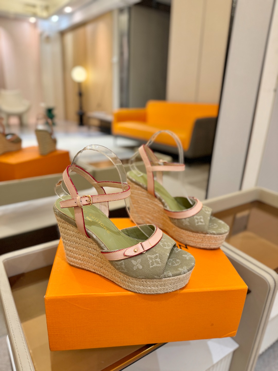 L V 走秀款厚底麻绳凉鞋 🙌 香港原版购入一比一开模 👍 今年的款式比去年增加了新原素 显得更为大牌 